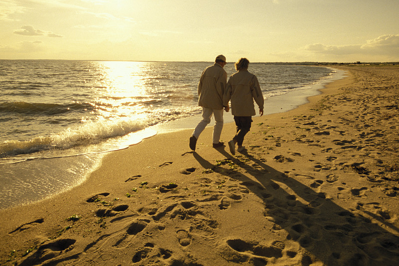 男人和女人在海滩上散步图片素材