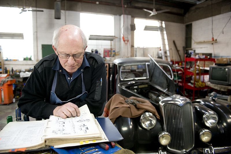 修理古董汽车的机械师图片素材