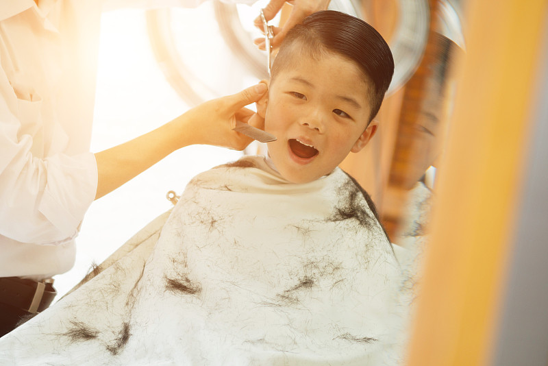 一个中国男婴在一个古怪的时刻剪头发图片素材