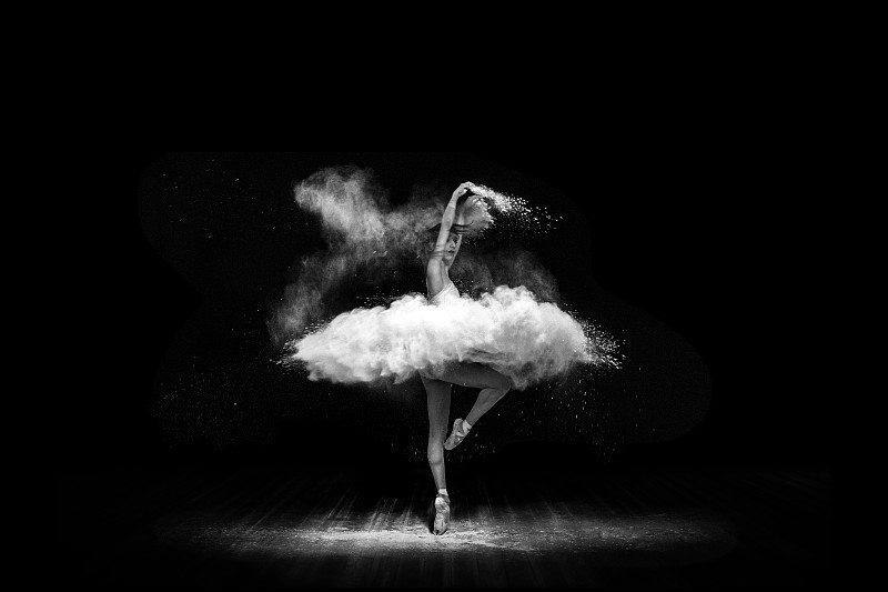 美丽的芭蕾舞者，在舞台上用粉末跳舞图片下载