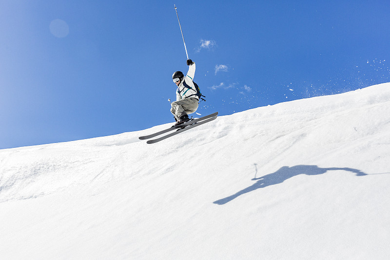滑雪跳跃图片下载