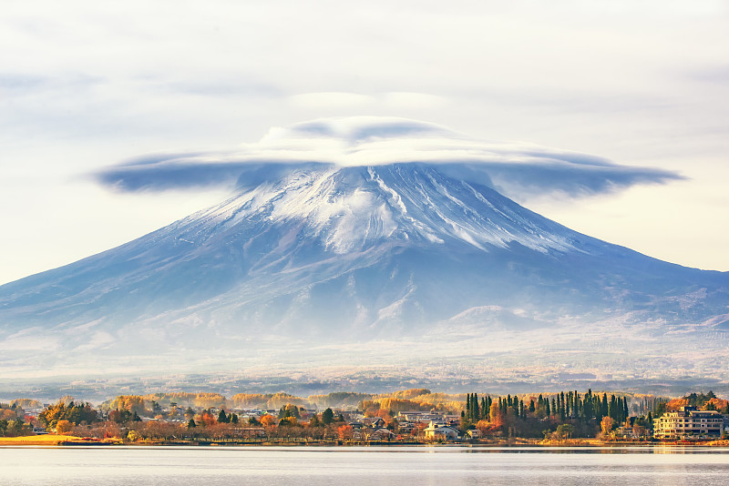 日本川口千子湖秋日富士山上的透镜云图片下载