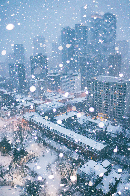 这个城市本季的第一个雪花玻璃球图片素材