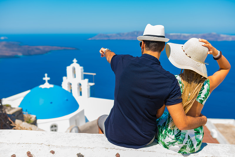 希腊圣托里尼岛的一对幸福的年轻夫妇图片下载
