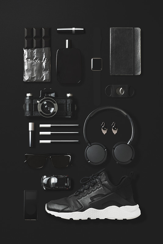 黑色时尚和科技产品平放在黑色背景上图片素材