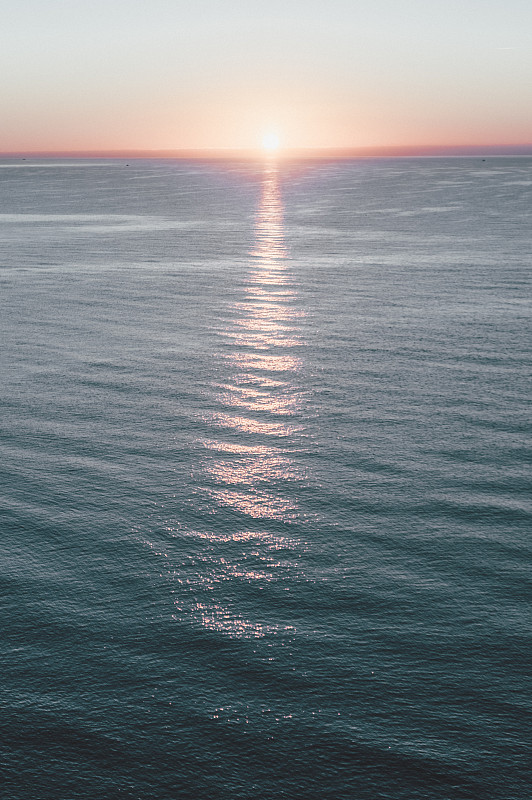 日出时的清晨海景浪漫的垂直背景图片下载
