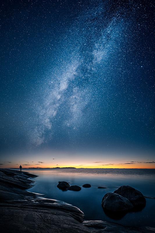 夜晚天空映衬着大海的风景图片素材