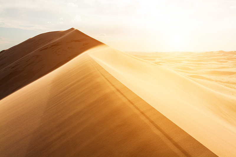 日落时沙漠中的沙丘图片下载