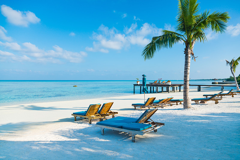 在Canareef度假村马尔代夫，Herathera岛，阿杜环礁躺椅图片下载