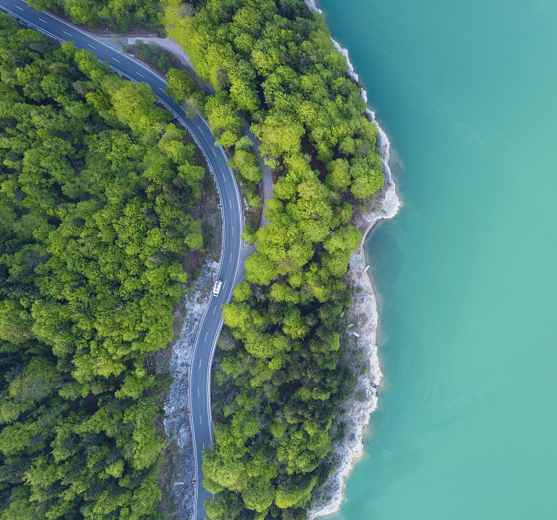 鸟瞰图绿松石湖和森林与公路上的海湾。德国，巴伐利亚，Sylvenstein湖图片素材