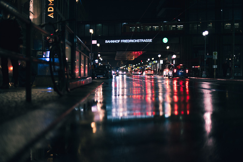 潮湿的城市街道在晚上的表面水平图片素材