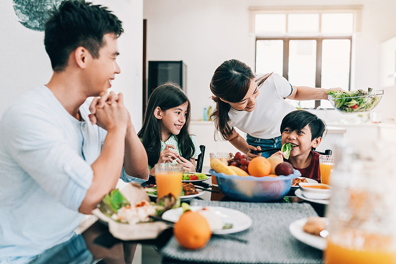 幸福的亚裔家庭在餐桌上图片下载
