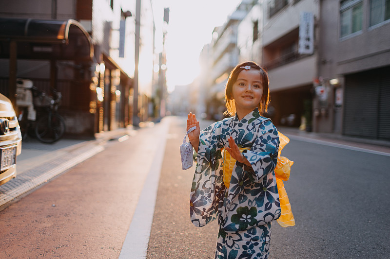 可爱的3岁女孩穿着浴衣和跳舞在街上，东京图片下载