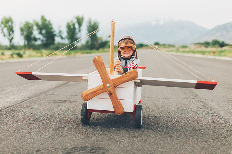小男孩驾驶玩具飞机图片素材
