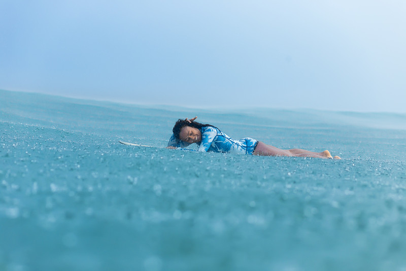 女人在海上冲浪图片素材