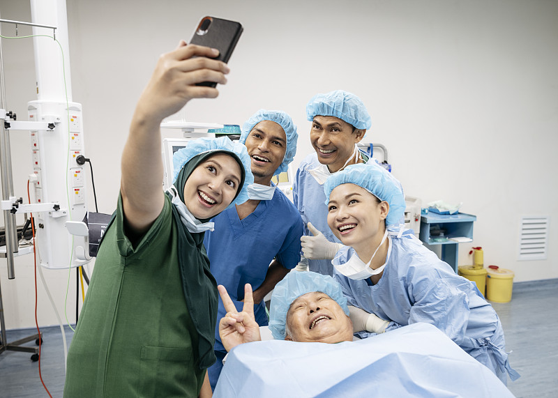 医疗团队与病人在手术室自拍图片素材