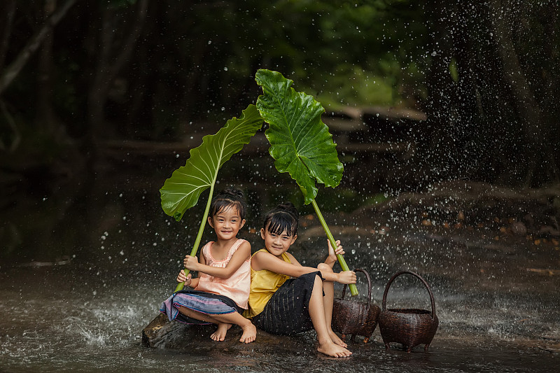 农村孩子们在雨季的清新。图片素材