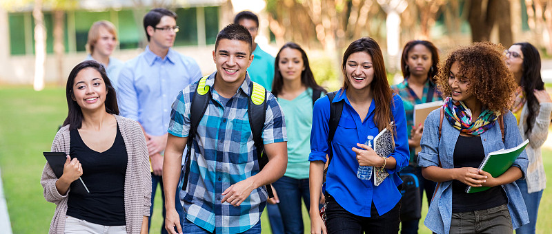 形形色色的高中生或大学生在校园里散步图片素材