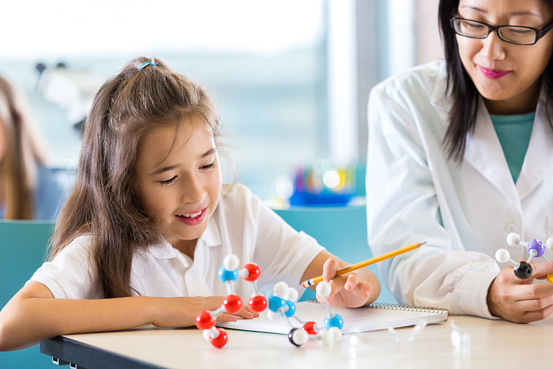 小女孩在科学课上研究分子教育模式图片下载