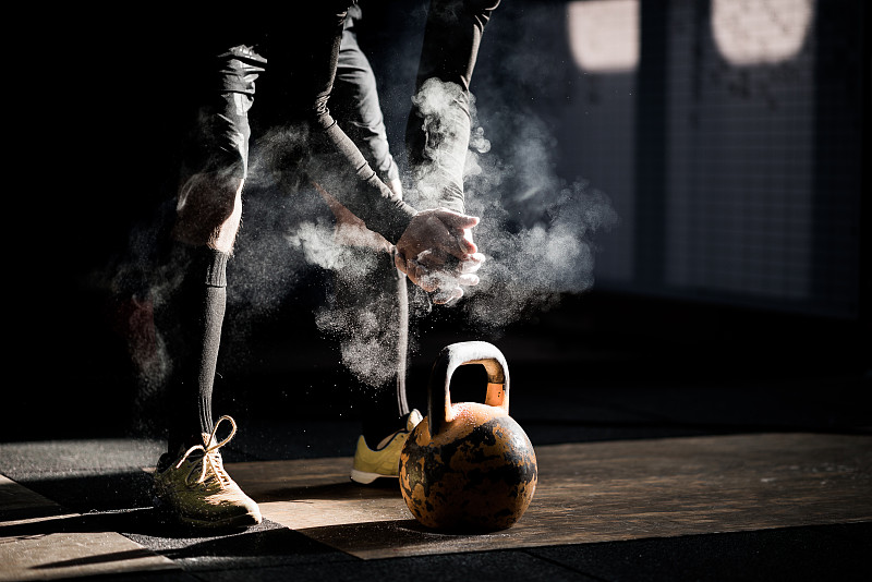 健身房健身:男人准备用壶铃锻炼图片下载