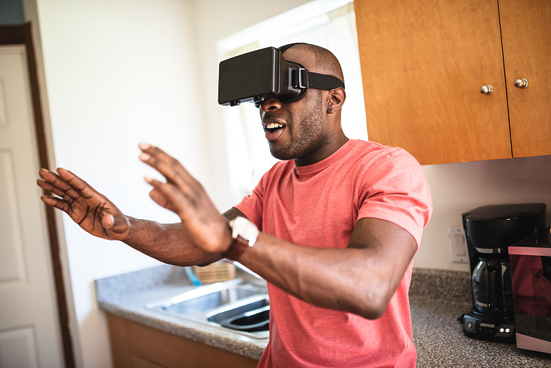 非洲人用虚拟现实设备模拟器娱乐自己图片下载