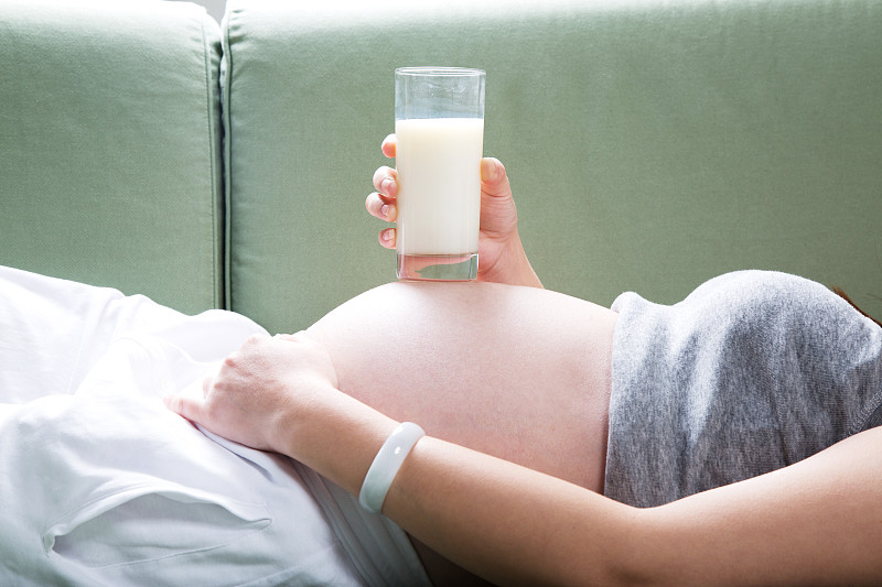 孕妇托着牛奶图片下载