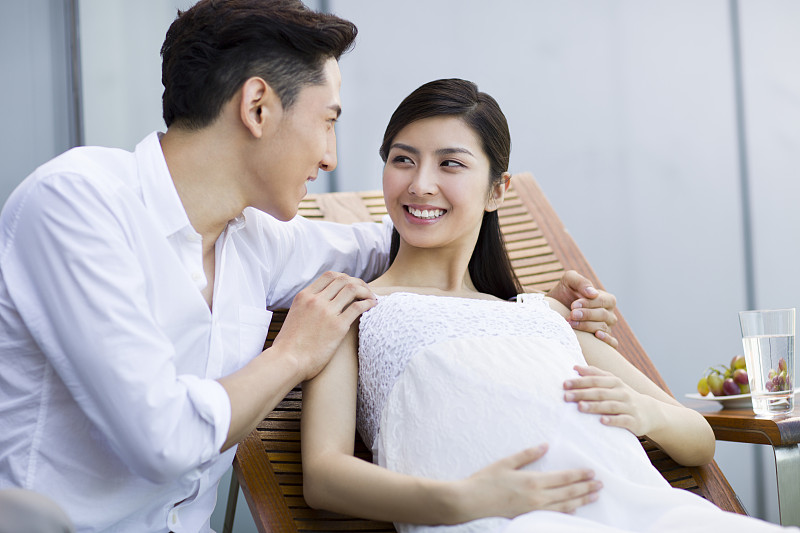 快乐的丈夫和怀孕的妻子图片下载