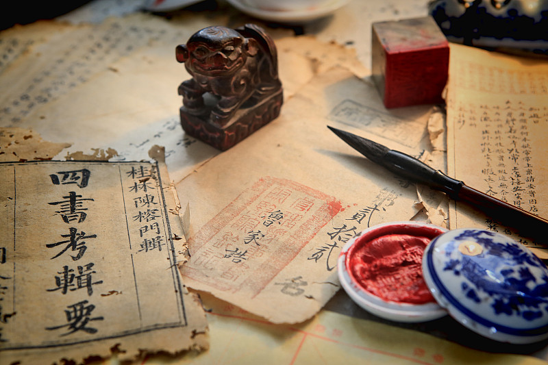 中国古书与印泥印章和毛笔图片下载