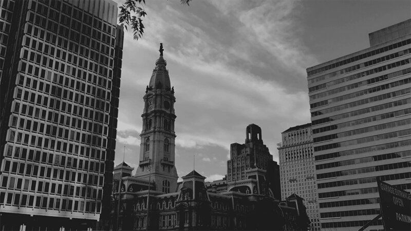 城市景观与市政厅和移动云的背景，费城，宾夕法尼亚州，美国图片下载