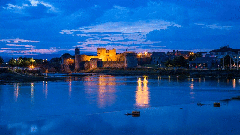 爱尔兰利默里克国王岛的约翰国王城堡和黄昏的香农河图片下载