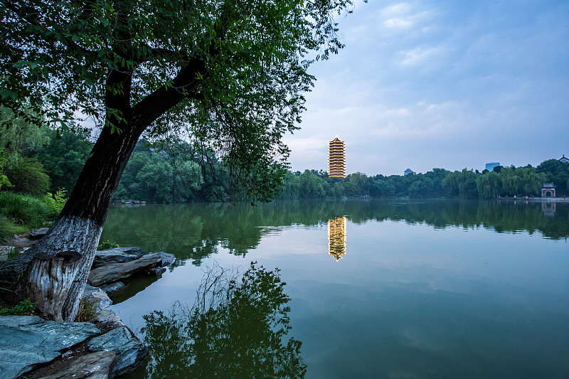 北京大学未名湖畔博雅塔图片