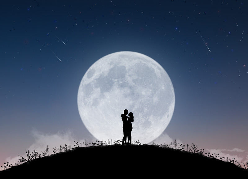 月光下情侣散步图片图片