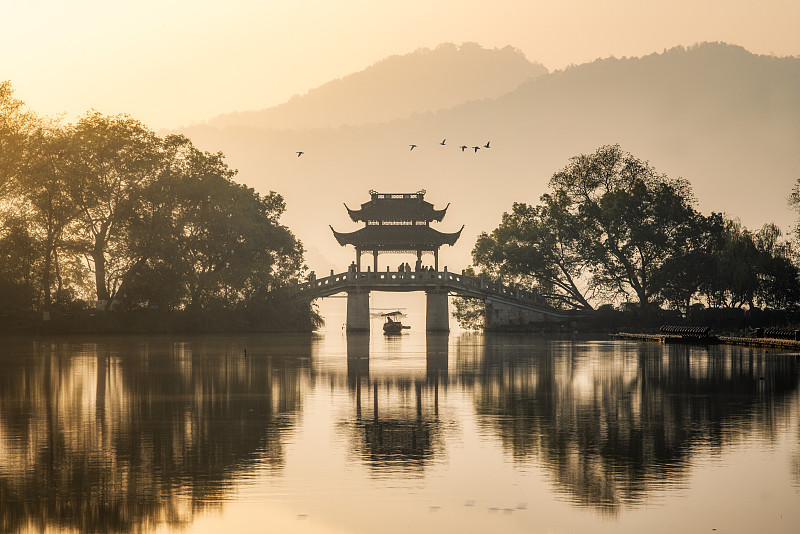 中国浙江省杭州市西湖风景区玉带晴虹的早晨图片下载