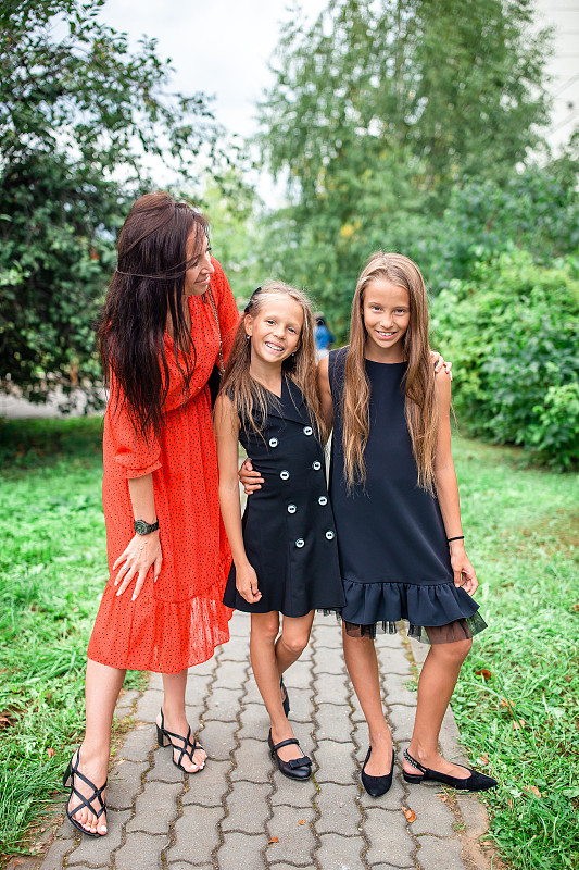两个女孩和她们的母亲摆姿势拍照图片下载