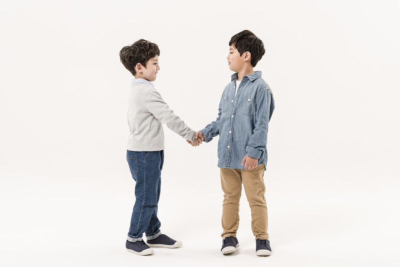 两个男生站着握手的照片摄影图片下载
