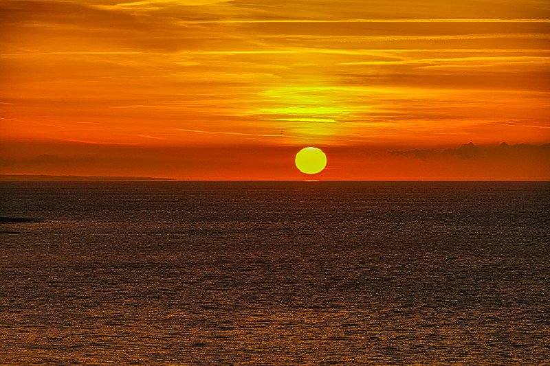 橙色太阳从海平面升起户外风光图片素材