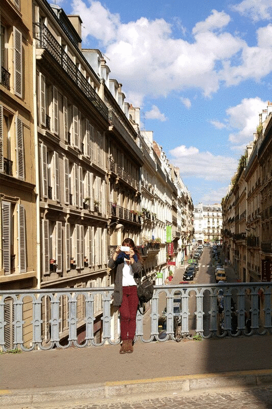 年轻的成年女子在巴黎街头拍摄视频，3D立体效果图片下载