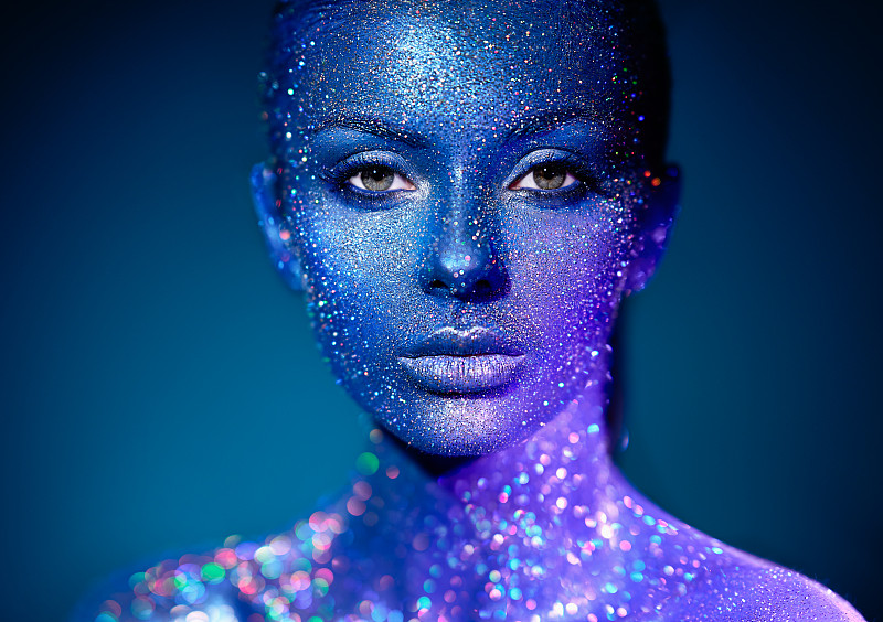 时装模特在蓝色亮片和霓虹灯在工作室摆姿势。美丽性感的女人肖像。艺术设计色彩斑斓，闪闪发光图片下载
