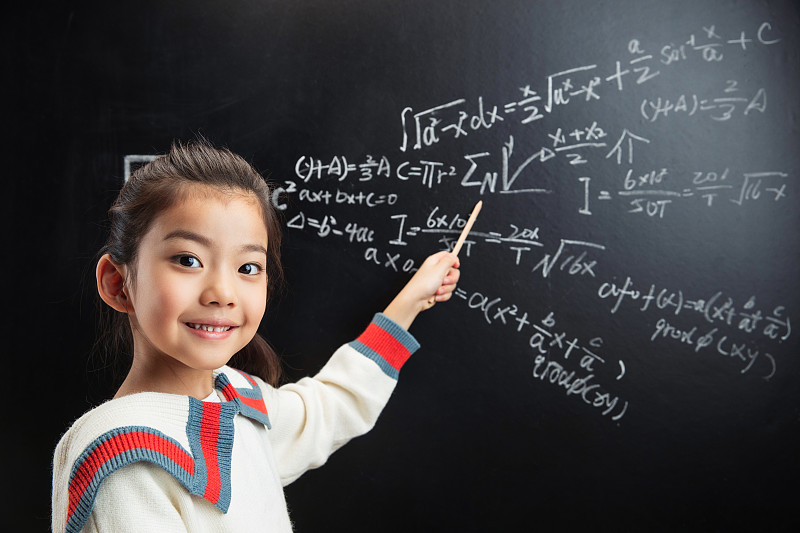 小女孩指着黑板上的数学题图片下载