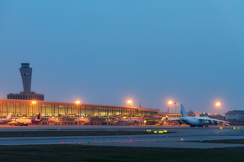 郑州新郑国际机场与安-124重型运输机夜景图片下载