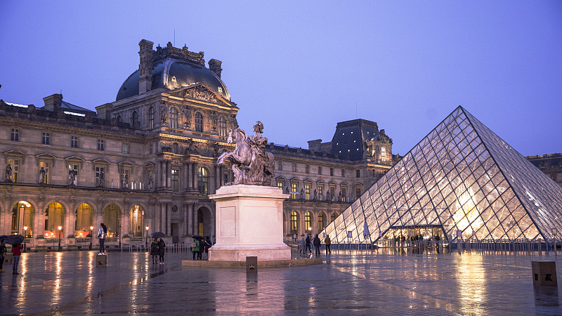 雨下卢浮宫图片素材