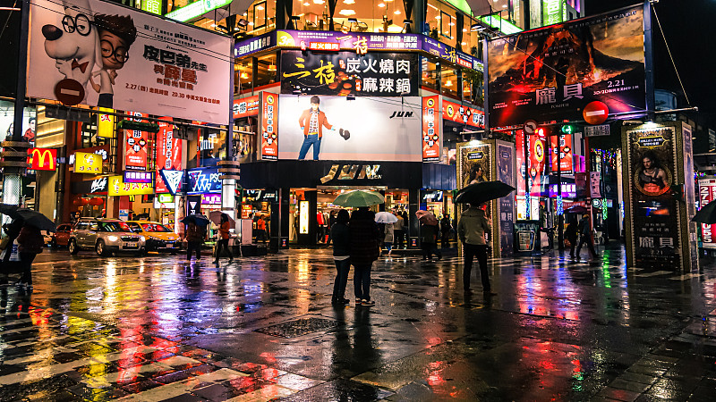 冬日雨中的台北街头，商店广告招牌流光溢彩图片下载