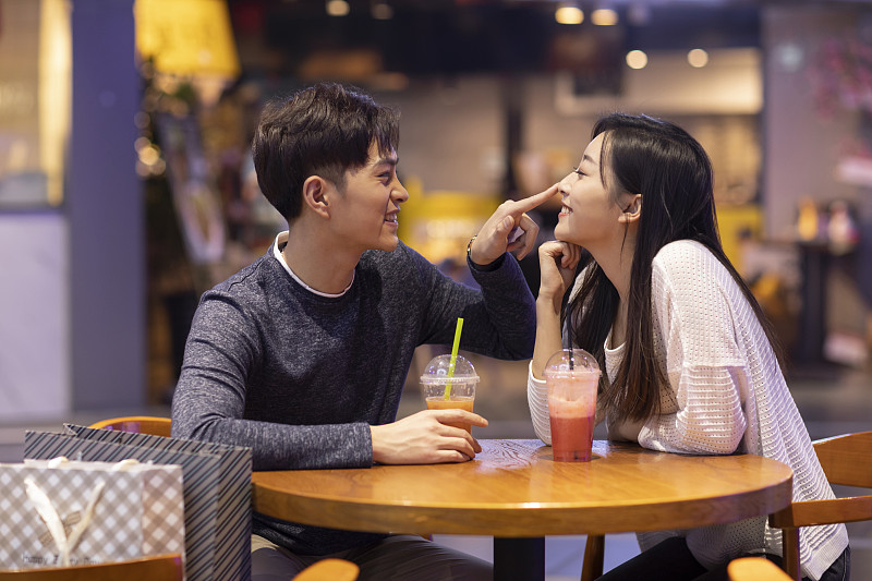 快乐的年轻情侣在商场约会图片下载