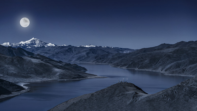 月光下的羊湖图片下载