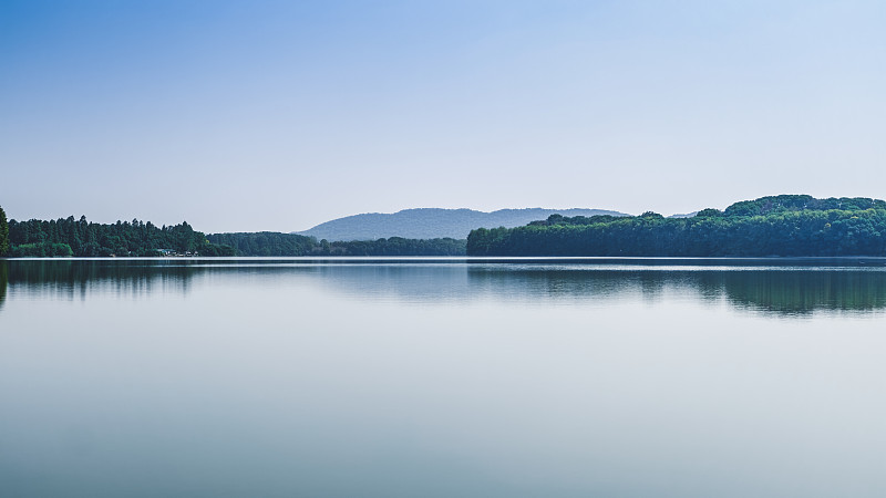 用慢门拍摄一下东湖的水面，给人宁静的美好图片下载