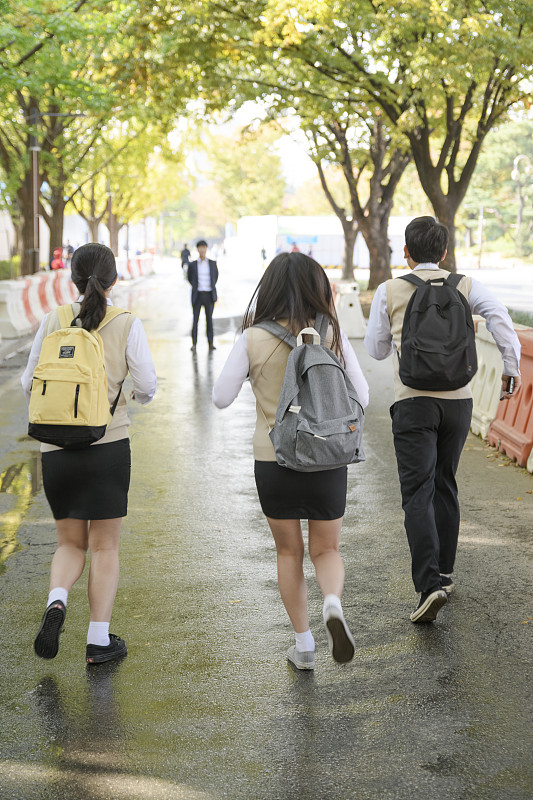高中学生的日常生活，亚洲青少年学生穿着校服和朋友在大学287图片下载