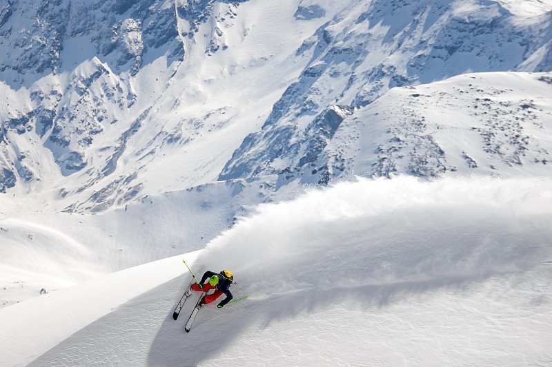 奥地利萨尔茨堡，巴得嘎斯坦，一名男子在雪地上滑雪图片下载