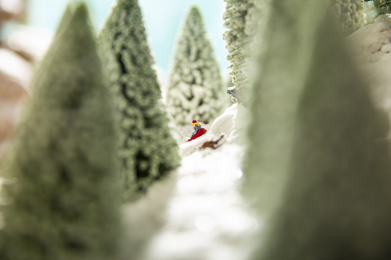 儿童滑雪嬉戏创意微景观静物图片下载