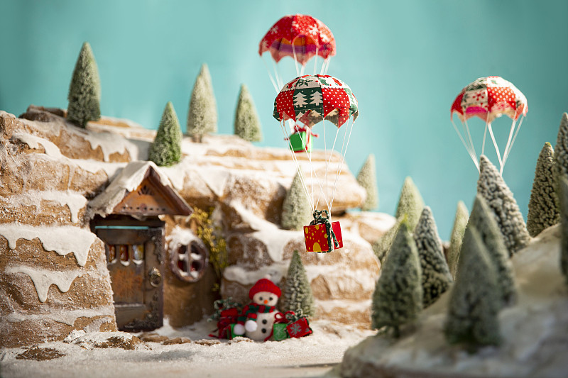 玩具降落伞和圣诞礼物创意微景观静物图片素材
