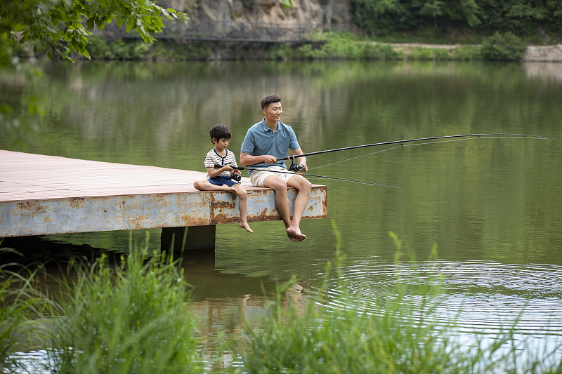 快乐父子在河边钓鱼图片素材